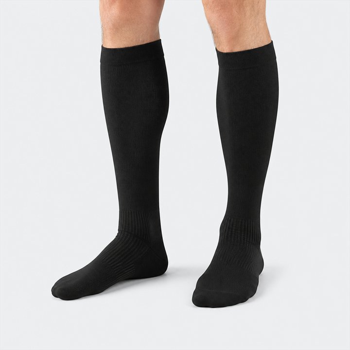 Schwarze kniehohe Sport-Kompressionssocken als Symbolbild